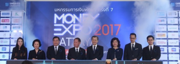 Finanzminister Wisuth Srisuphan (4. Von links) bei der Eröffnung der 7. Pattaya Money Expo mit den anderen Ehrengästen .