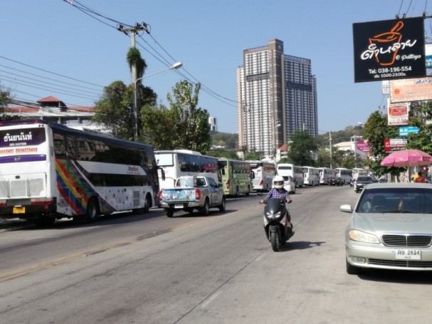 Anscheinend hat sich trotz Verbotes nichts geändert: Mindestens 10 Busse parken wieder an der ohnehin schon schmalen Straße vor der Hochbrücke zum Bali Hai Pier. 