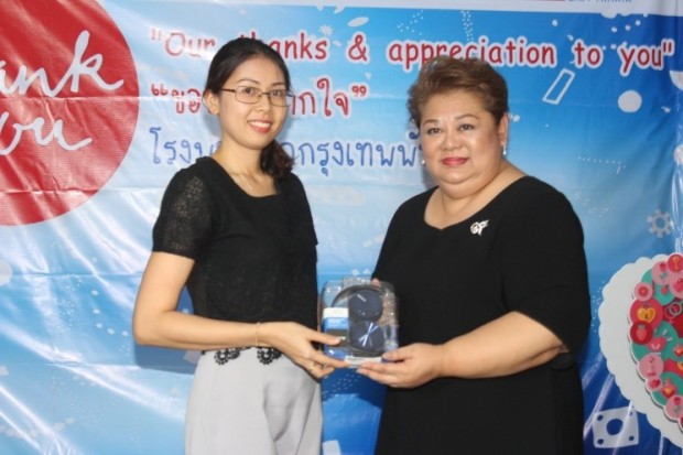 Eine Mitarbeiterin von Pattaya Mail gewinnt auch einen Preis. 