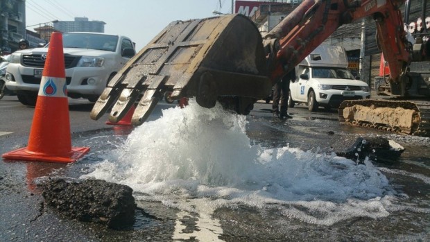Hunderte Liter von Wasser werden durch den Hauptwasserrohrbruch verschwendet und großer Stau entsteht an der Sukhumvit. 