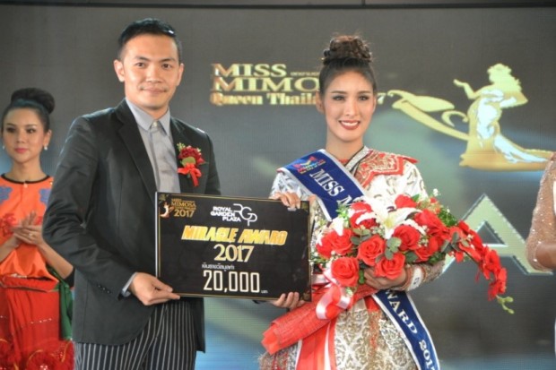 Arm Kotma Ninsak überreicht der glücklichen Siegerin Kamonlak Kontiditanarat,26, ihren Preis. 