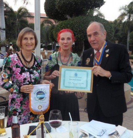 Doris Berger-Peters (Mitte) erhält die Mitgliedsurkunde und die Rotary Nadel aus den Händen von Präsident Dr. Otmar Deter (rechts) und Sekretärin Dr. Margret Deter.