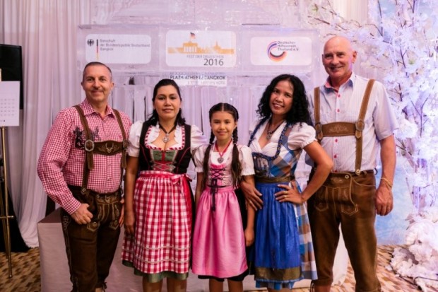 So richtig zünftig bayerisch waren einige Gäste beim Fest der Deutschen gekleidet.