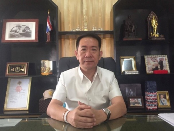 Banglamungs Bezirkschef Naris Niramaiwong beim Interview mit Pattaya Mail. 