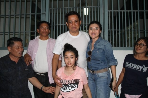 Arisman Pongreungrong mit seiner Familie vor den Gittern hinter die bald wieder zurück musste. 