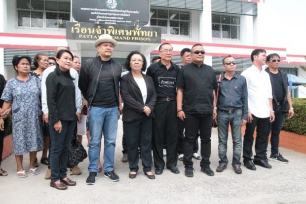Jatupong (4. von rechts) wartet mit seinem Gefolge vor dem Gefängnis auf Arisman. 