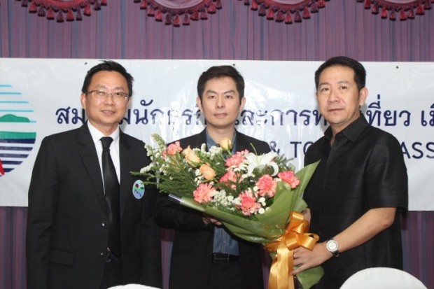 Bezirkschef Naris Niramaiwong (rechts) und der alte Präsident Sinchai Wattanasartsathorn (links) gratulieren dem neuen Präsidenten Easkasit Ngampichet.