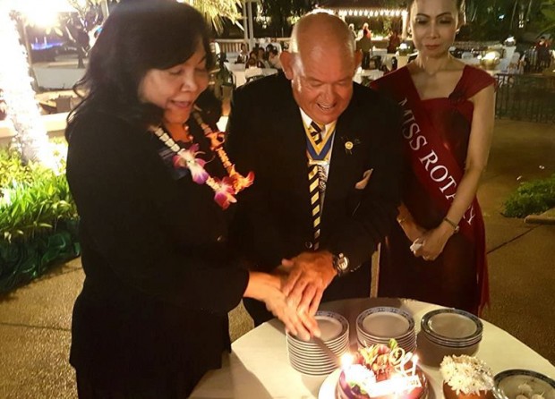 Dr. Saowalak Rattanavich und Rodney Charman schneiden die Rotary Geburtstagstorte an. 