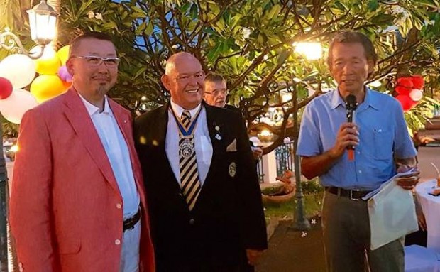 (Von links) Der Präsident des RC Sasebo South-East aus Japan, Satori Inayoshi, Präsident Rodney Charman, im Hintergrund Charterpräsident Martin Brands und Junichi Orihara. 