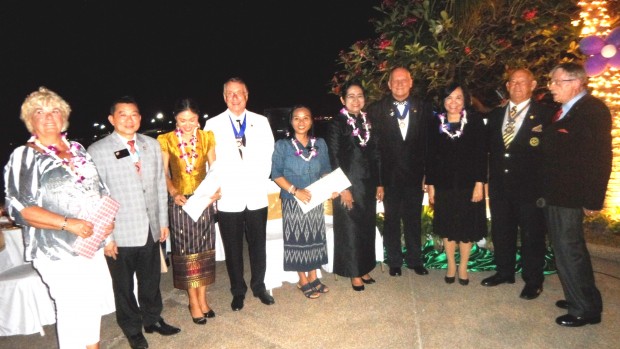 (Von links) Witha Scholtes, Distriktgouverneur Eknarong Kongpan, Joy und Carl Dyson, Ket Abbink, Onanong Siripornmanut, Jan Abbink, Dr. Saowalak Rattanavich, Rodney Charman und Martin Brands.