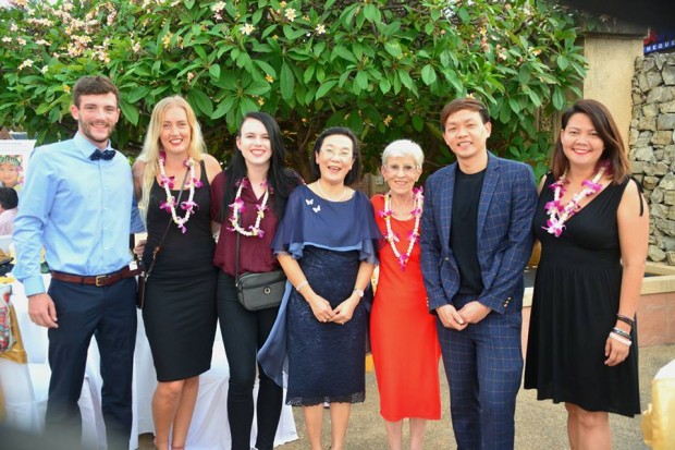 Radchada Chomjinda (4. von rechts) beim Gruppenfoto mit ihren Volontären zu denen sich auch Marianne Büsch-Biehl (5. von rechts) dazu gesellte. 