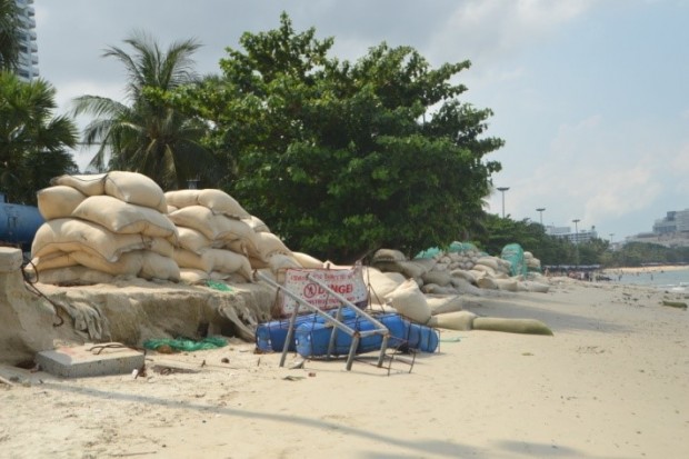 So sieht der mit Planen zur Straße hin verdeckte Strand von der Strandseite aus. Die Säcke mit Sand liegen verlassen herum und keiner arbeitet dort.