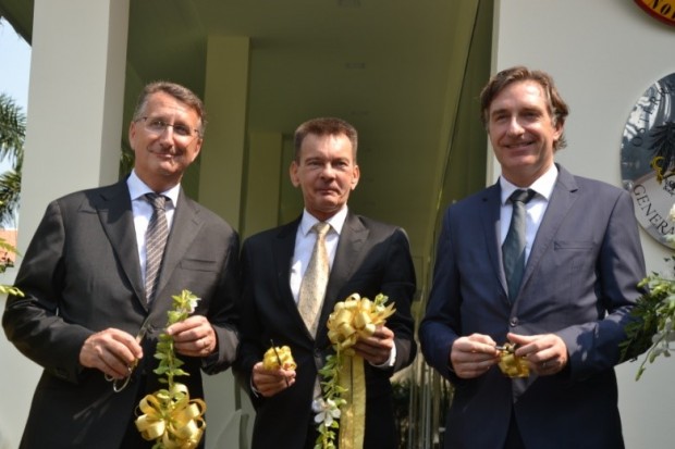 Botschafter Peter Prügel, Honorarkonsul Rudolf Hofer und Botschafter Enno Drofenik zerschneiden gemeinsam das Eröffnungsband. 