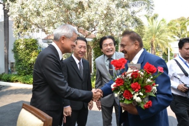 (von links) Vizebürgermeister Apichart Virapal, Bezirkshauptmann Naris Miramaiwong, Ronakit Ekasingh und Peter Malhotra begrüßen sich. 