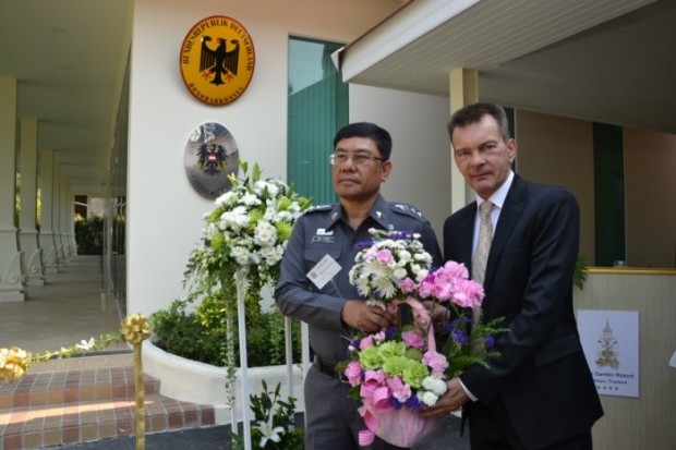 Rudolf Hofer erhält Blumen von Polizeichef Apichai Kroppech. 