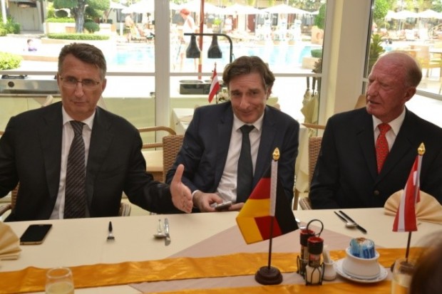 In ein intensives Gespräch vertieft sind (von links) Botschafter Peter Prügel, Botschafter Enno Drofenik und Gerrit Niehaus. 