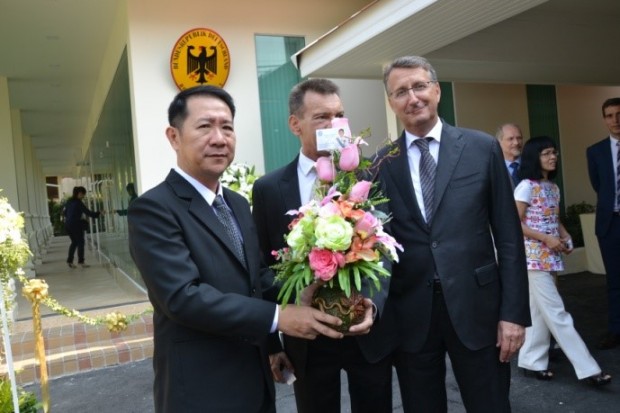 Bezirkshauptmann Naris Miramaiwong gibt Rudolf Hofer und Botschafter Peter Prügel einen Blumenkorb zur Eröffnung. 