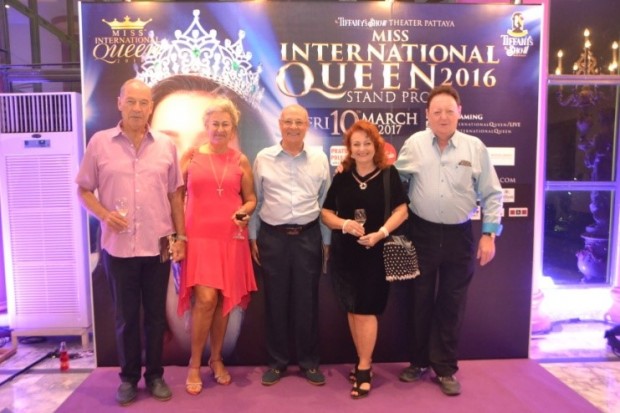 ...und Pattaya Mail/Pattaya Blatt Elfi Seitz ist mit Freunden unter den Zuschauern dabei: (von links) General Heinrich Schmidinger, Eva Schmidinger, Tony Portman, Elfi Seitz und Allan Riddell.