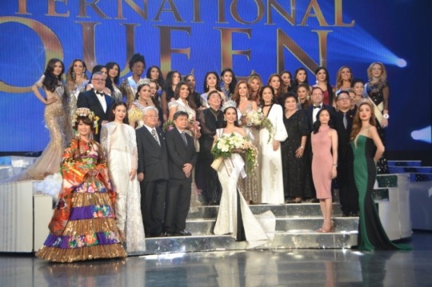 Gruppenbild der 24 Teilnehmerinnen am Ende des Abends mit den Sponsoren, Jurymitgliedern und der großartigen Veranstalterin Alisa Phanthusak (im weißen Kleid rechts oberhalb der neuen Miss International Queen). 