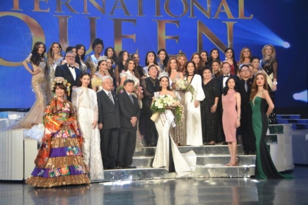 Gruppenbild der 24 Teilnehmerinnen am Ende des Abends mit den Sponsoren, Jurymitgliedern und der großartigen Veranstalterin Alisa Phanthusak (im weißen Kleid rechts oberhalb der neuen Miss International Queen).