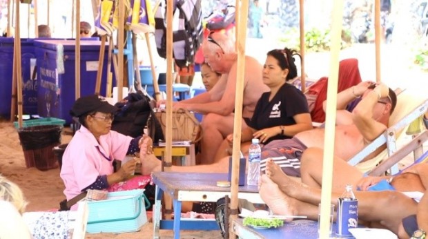 Die ‚echten Masseure‘ erkennt man nun an die pinkfarbigen T-Shirts.