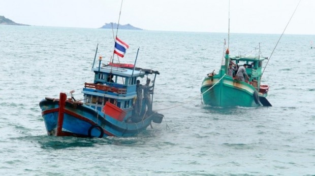 Die drei im Trüben fischenden vietnamesischen Fischerboot werden in den Hafen geschleppt. 