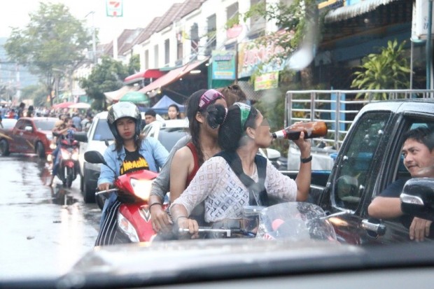 Zu Songkran wird fleißig Wasser gespritzt und die Kehle mit Alkohol befeuchtet. 