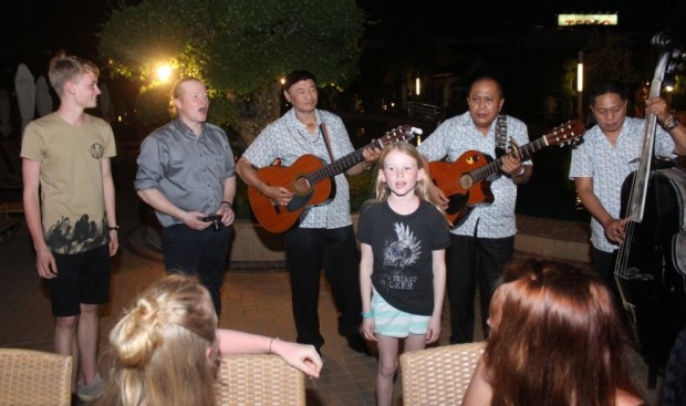 Luke Christopher Kelly, Joey Kelly and Lillian Ann Kelly singen den neuesten Hit der Kelly Family ‘Nanana’ gemeinsam mit dem Thai Garden Wandertrio. 