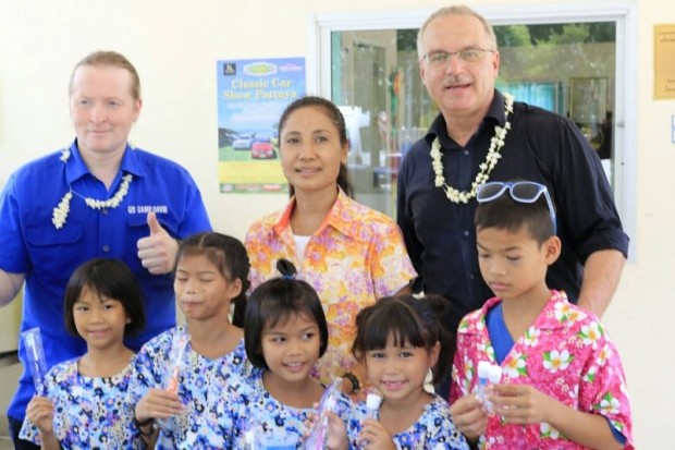 Der Gründer des HHN, Ewald Dietrich (rechts) mit Joey Kelly (links), einer Lehrerin und und einigen Kindern des ASIA Lernzentrums im Drop In Center.