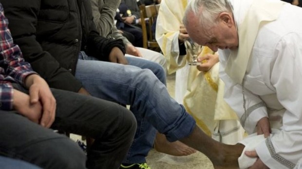 Papst Franziskus bei der traditionellen Fußwaschung. 