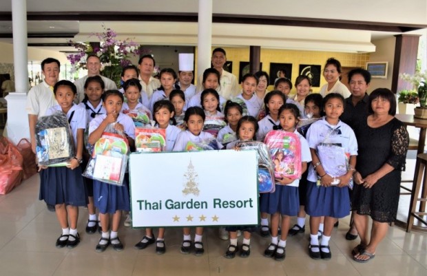 Die Schulkinder erhalten ihre Geschenke im thai Garden Resort. 