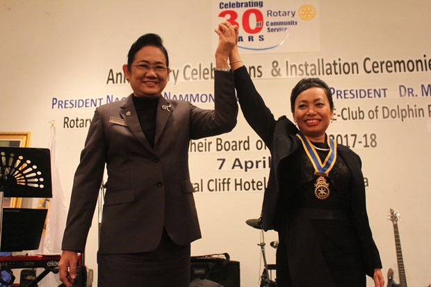Onanong Siripornmanut setzt auch Nachlada Nammontree als Präsidentin des Rotary Club Jomtien-Pattaya ins Amt.
