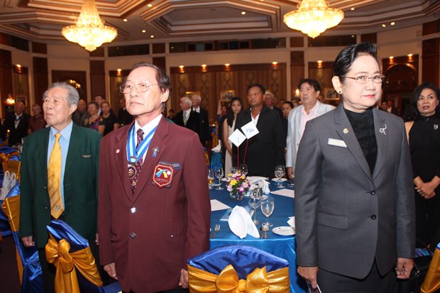 PDG Dr. Arnon Chirajavala, PDG Thongchai Lortrakanon und DGE Onanong Siripornmanut bei der Schweigeminute für verstorbene Rotarier. PDG Dr. Arnon Chirajavala, PDG Thongchai Lortrakanon und DGE Onanong Siripornmanut bei der Schweigeminute für verstorbene Rotarier.