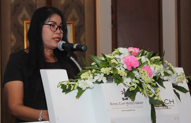 Naiyana Stark verkündet, dass ihr verstorbeneer Ehemann dem RC Jomtien 50.000 Baht hinterlassen hat um eine Dennis Stark Stiftung zu gründen