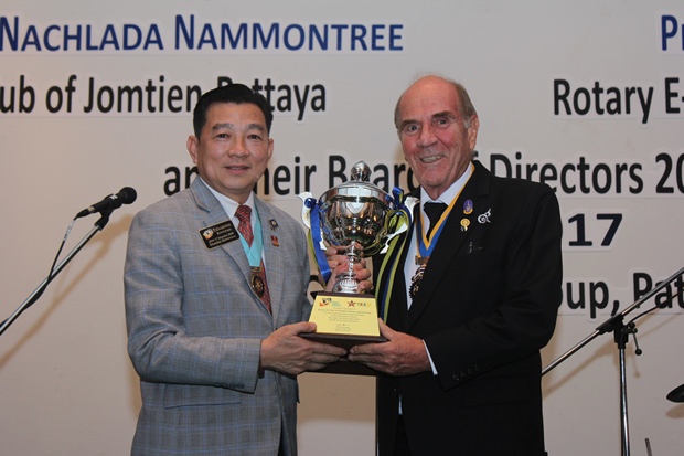 Distrikt Gouverneur Eknarong Kongpan überreicht Charter Präsident Dr. Otmar Deter vom Rotary E-Club Dolphin Pattaya International eine Trophäe für dessen gespendete Gelder im Wert von 5,5 Millionen Baht für diverse Projekte..