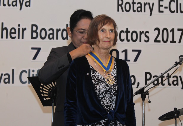 Die künftige Distrikt Gouverneurin Onanong Siripornmanut hängt Dr. Margret Otmar die Präsidentenkette um den Hals.