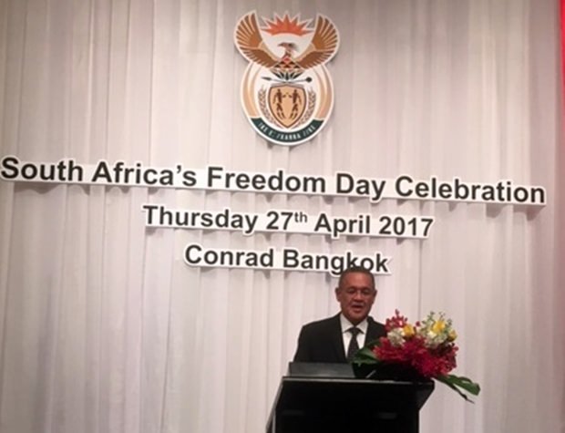 Der Botschafter bei seiner Rede zum Nationalfeiertag Südafrikas.