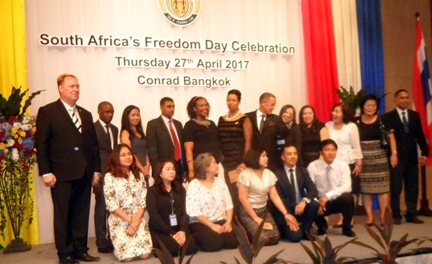 Die anwesenden Mitarbeiter der Südafrikanischen Botschaft stellen sich ebenfalls zum Gruppenfoto.