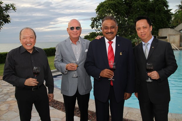 (Von links) Der ehemalige GM des Dusit Thani und nunmehrige GM des Cholchan Hotels sowie Honorarkonsul für Schweden, Chatchawal Supachayanont mit Peter Malhotra, MD von Pattaya Mail Media Group und Neoh Kean Boon, dem GM des Dusit Thani Pattaya. 