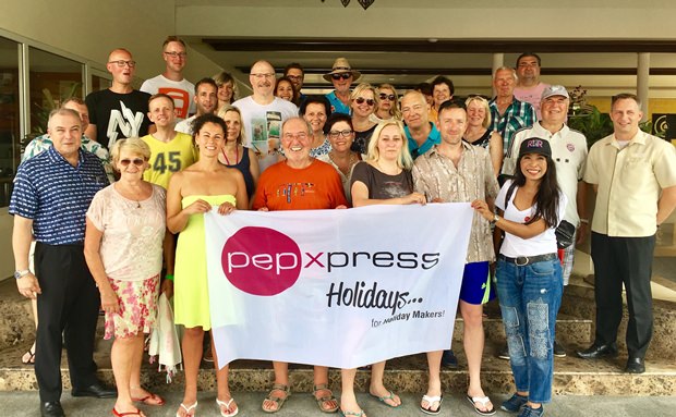 26-6-17-o1Deutsche Die Gruppe der Reiseagenten auf dem Foto, die auch im Hotel wohnten, zeigt diese während der Besichtigung des Thai Garden Resort durchgeführt von Generalmanager Rene Pisters dem (untere Reihe links) und Hotelmanager Danilo Becker (2. Reihe von unten, rechts).
