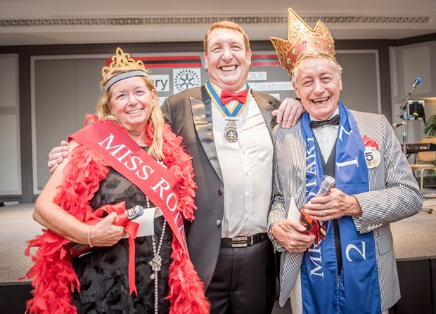 Die Sieger des Mr. und Mrs. Rotary Bewerbes, Veronique Waas (links), Peter Barnwell (rechts) und Brian John Songhurst (Mitte).