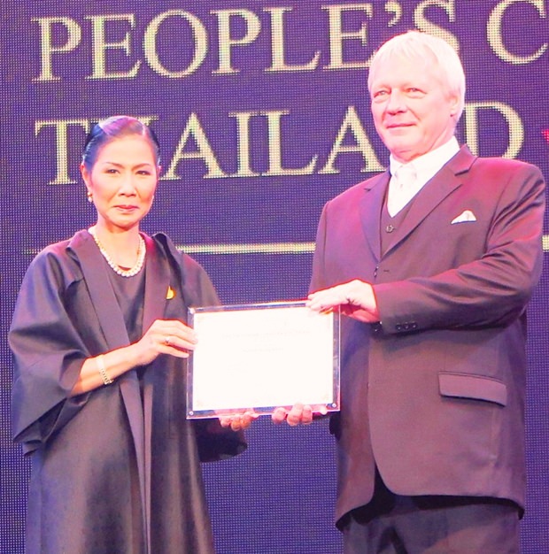 Klaus Jürgen erhält in Bangkok den ersten Preis der Kategorie Attraktion aus den Händen von Tourismus und Sportministerin Kobkarn Wattanavrangkul. 