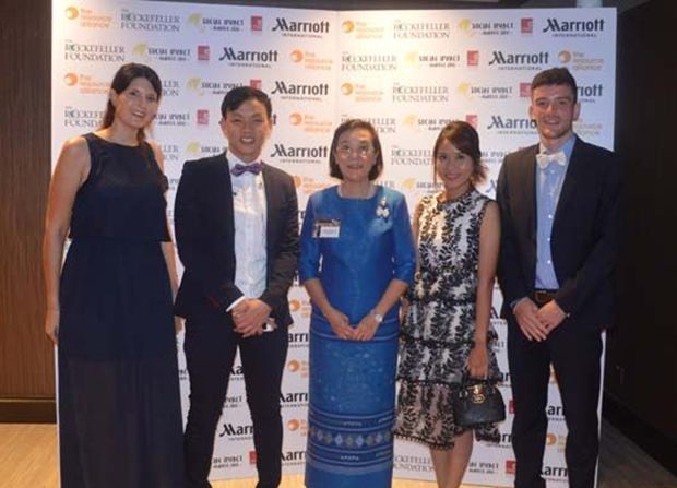11-7-17Human1 Das HHNFT Team das beim Festabend dabei war: (von links) Volontärin Hannah Heichen, Drop-In Manager Piroon Noi-Imjai, Direktorin Radchada Chomjinda, Outreach Leiterin Thitiporn Saknarong, und Volontär Christian Frick.
