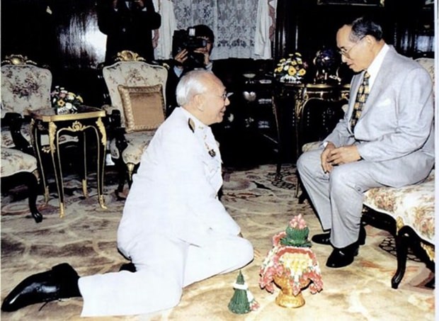 Seine Majestät König Bhumibol Adulyadej erteilt Bhichai Rattakul eine Adienz bevor dieser seine Reise als Präsident von Rotary International in 2002-03 beginnt.