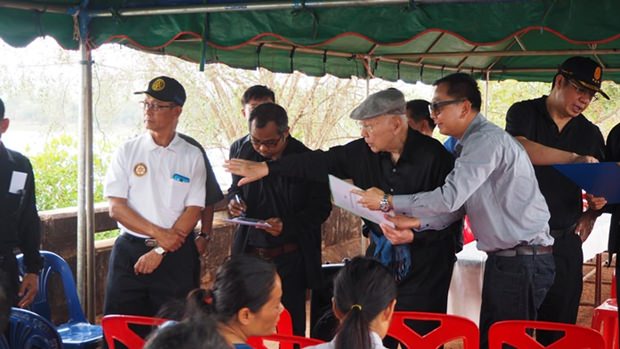 Bhichai Rattakul reiste selbst nach Nong Nontai in der Sakon Nakhon Provinz um persönlich das Monkey’s Cheek (Affenwangen) Projekt zu inspizieren.