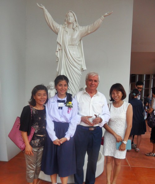 Die Familie Battaglino vor der marienstatue der Assumption Kirche. Von links: Frimling Rita, Mutter Ket, Vater Paolo und Schwester Mae. 
