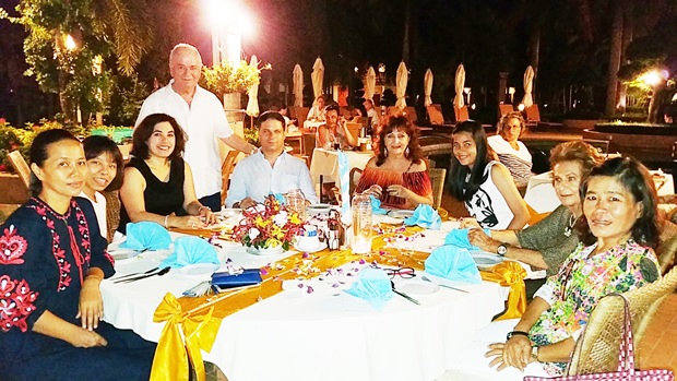 Bei der Abendparty im Thai Garden Resort: (von links) Orn, Mae, Natalia Bongarzone, Paolo Batttaglino, Giuseppe Battaglino, Elfi Seitz, Rita Battaglino, Francesca ??? und Ket Battaglino. 