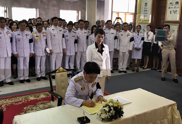 Chonburis Gouverneur leitet die Festlichkeiten in der Chonburi Stadthalle. 