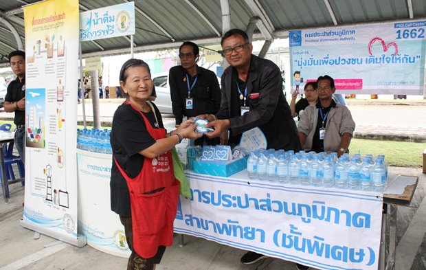 Kostenlose Wasserverteilung in Huay Yai.