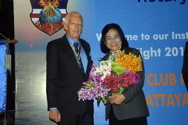 Onanong Siripornmanut erhält zum Geburtstag Blumen von präsident Peter Schlegel.